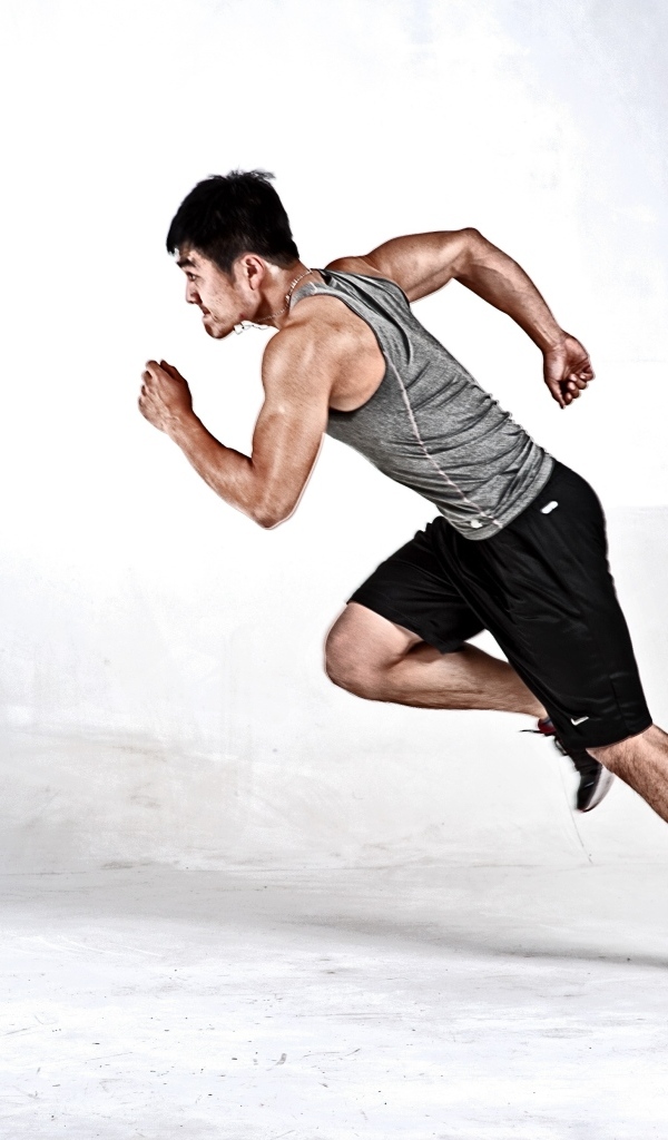 Мужчина бегун на сером фоне