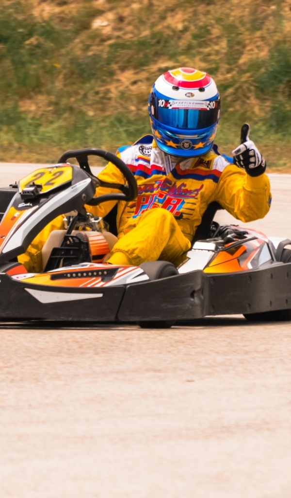 Гонщик на карте на дороге