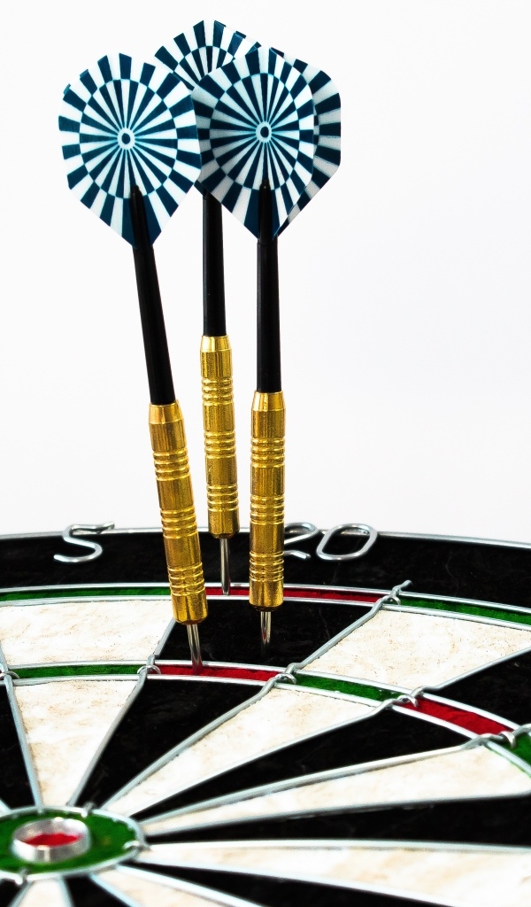 Мишень и дротики для игры в дартс