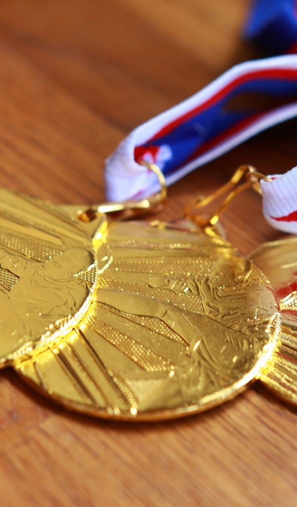 Три золотые медали на столе