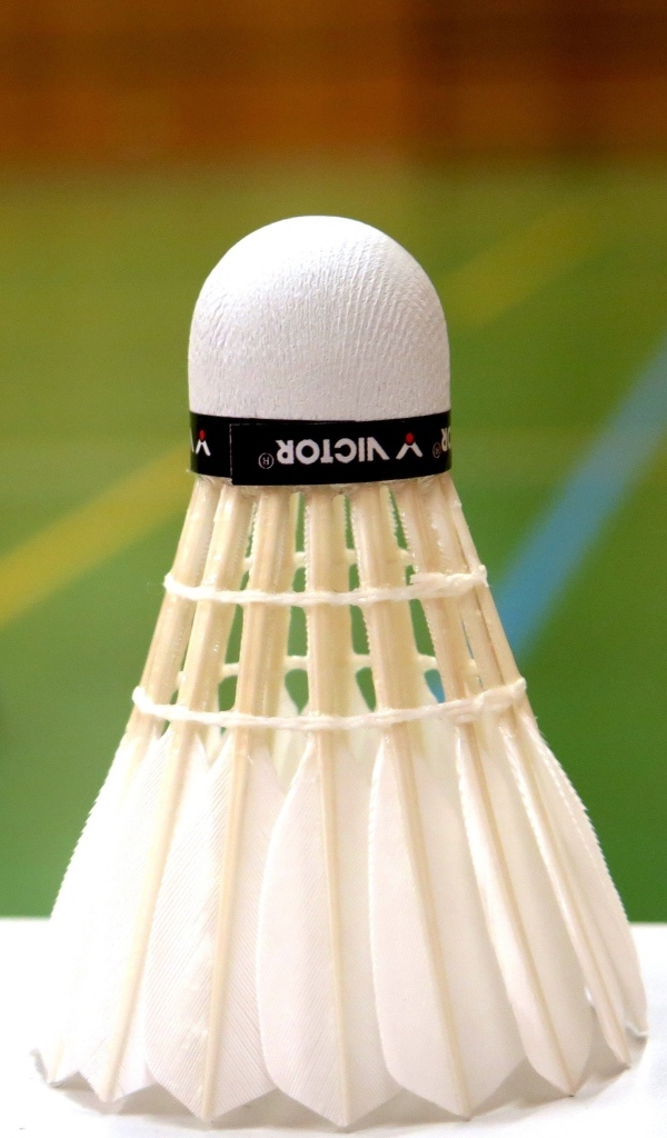 Белый волан для игры в бадминтон крупным планом