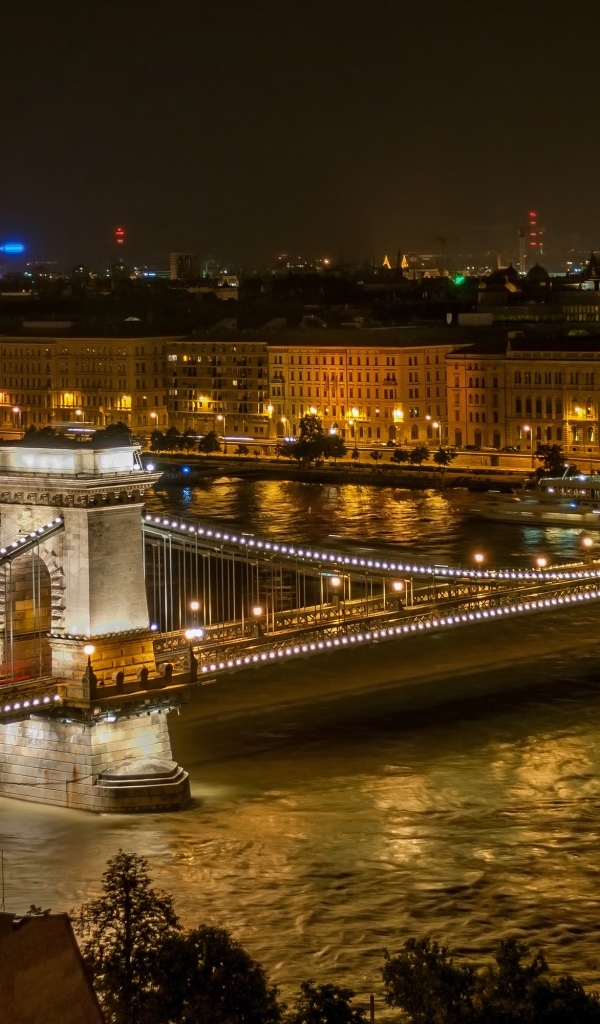 Красивый вид на мост и старые здания у воды