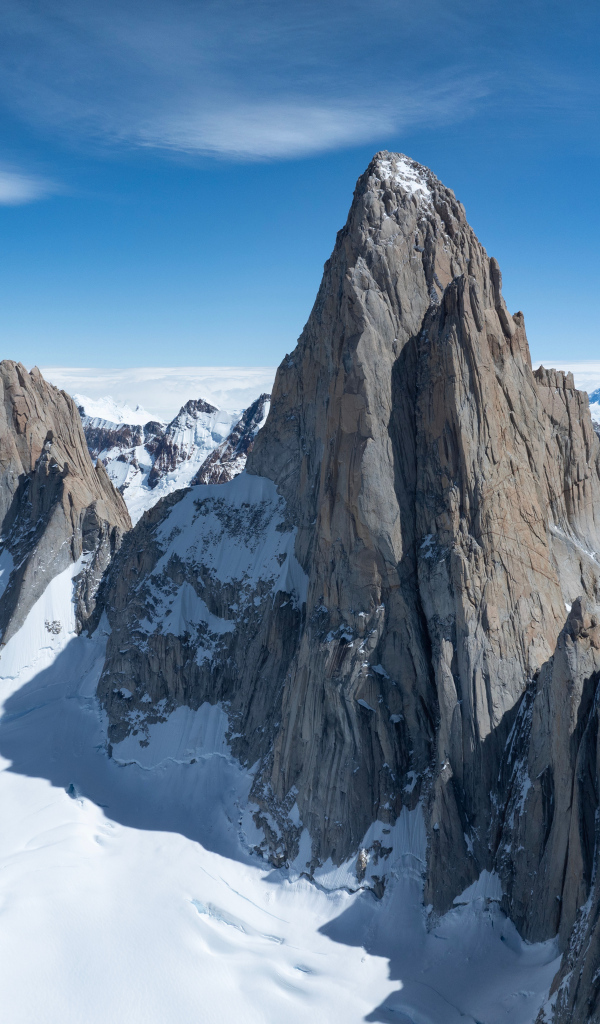 Горная вершина Фицрой под голубым небом, Аргентина