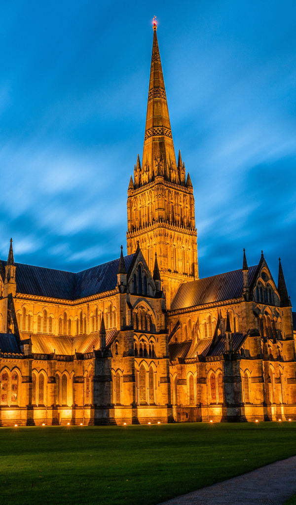 Красивый Солсберийский собор ночью, Англия