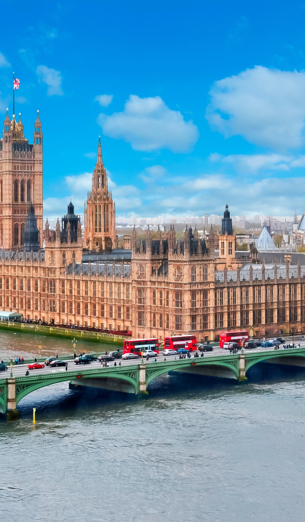 Башня Биг Бена у реки, Лондон. Англия