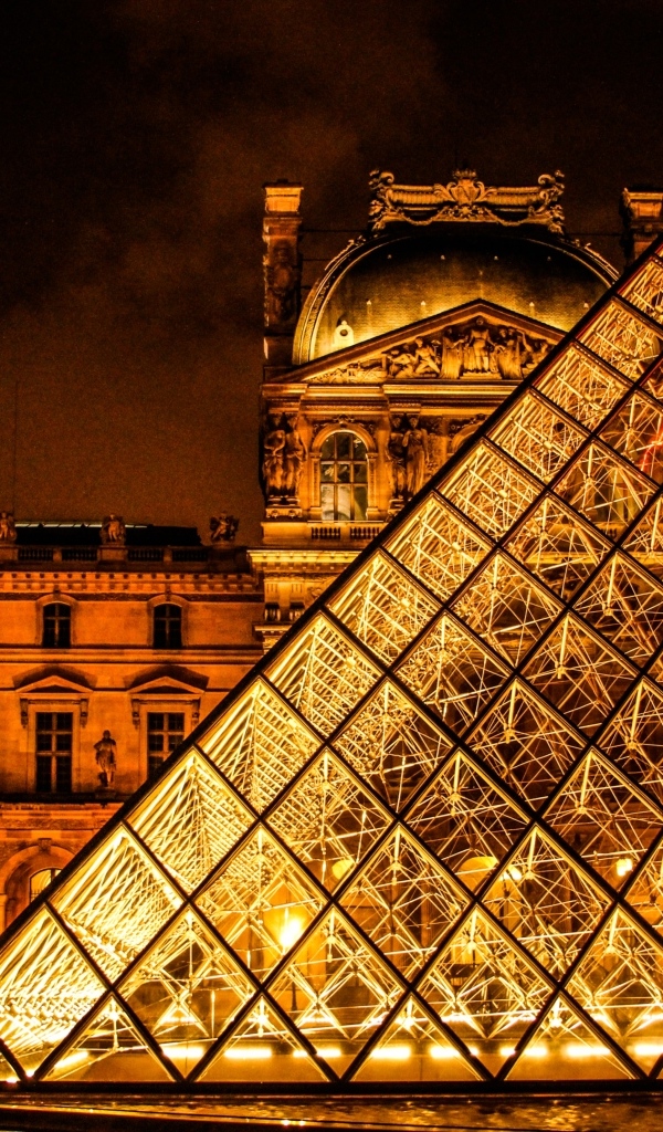 Красивый монумент в форме пирамиды во Франции ночью 