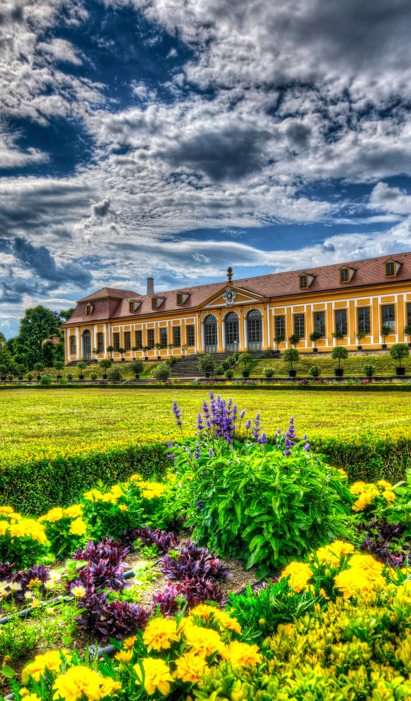 Старинный дворец в парке Барокгартен Гросзедлиц, Германия