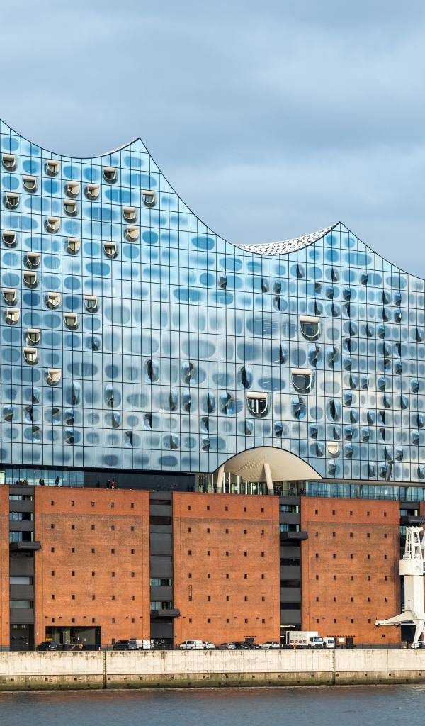 Красивое необычное здание в городе Гамбург