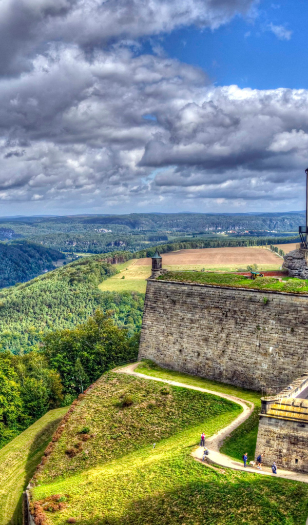 Красивый вид на замок и реку в городе Кёнигштайн, Германия