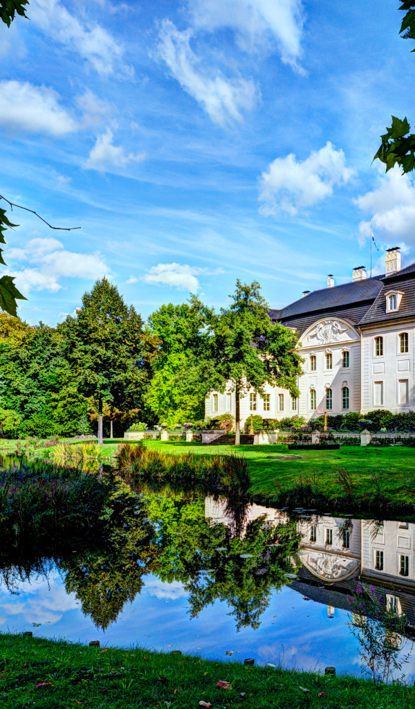 Дворец Браниц в пруда в парке, Германия