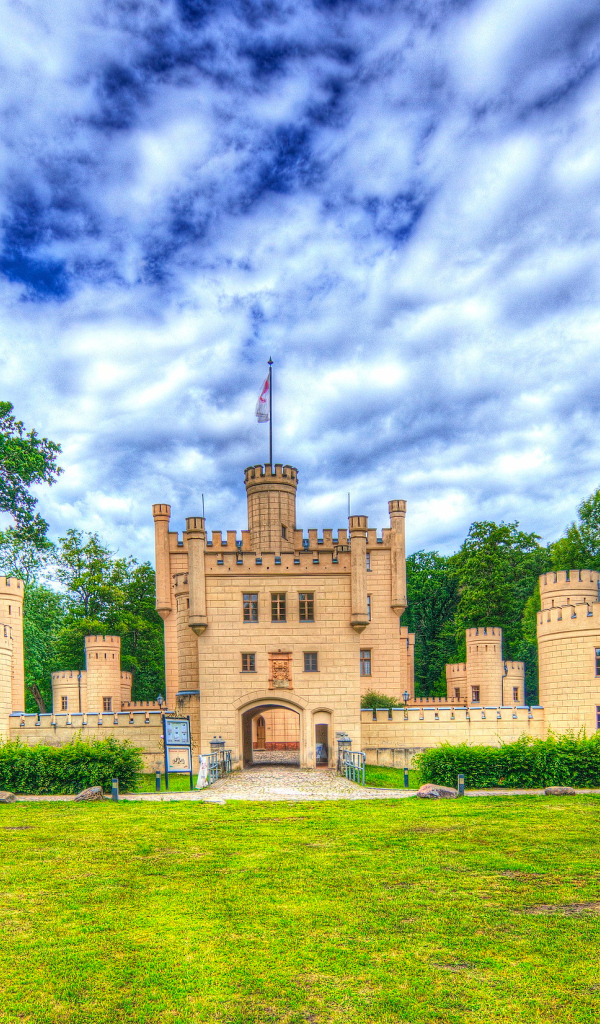 Замок под красивым небом летом, Лецлинген. Германия