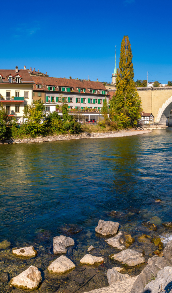 Набережная у реки в городе Берн, Германия