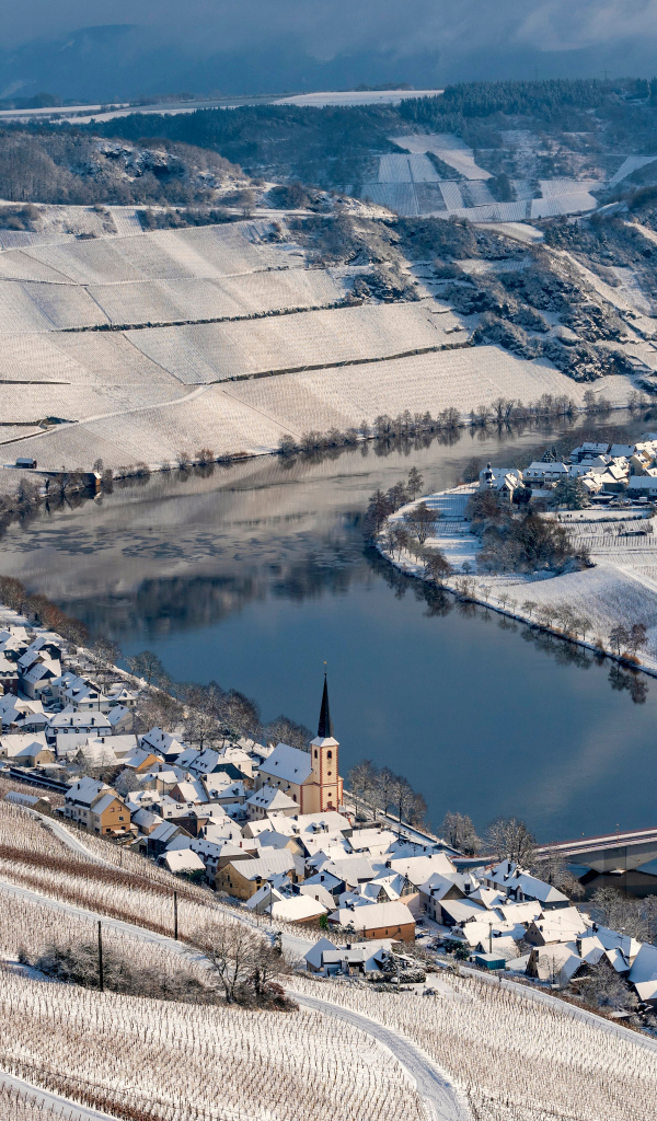 Дома и поля у реки зимой, Германия