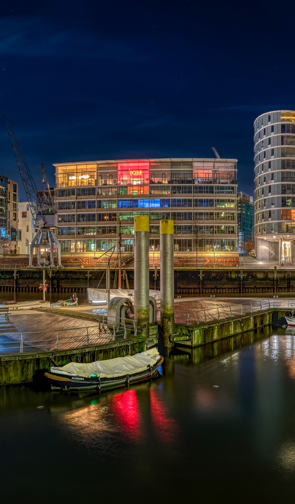 Дома у причала в городе Гамбург, Германия