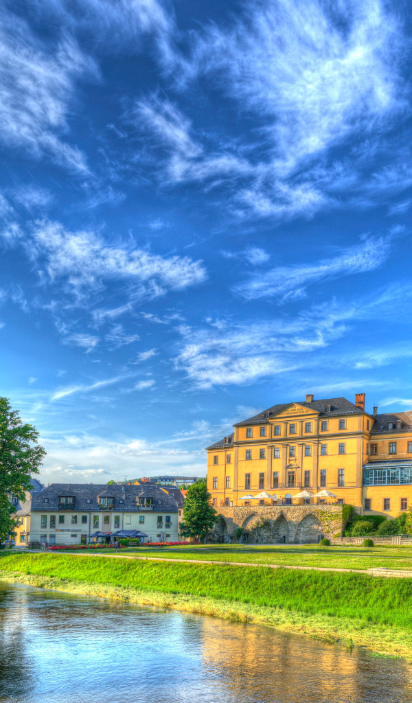 Средневековый замок Оберес Шлос под голубым небом, Германия