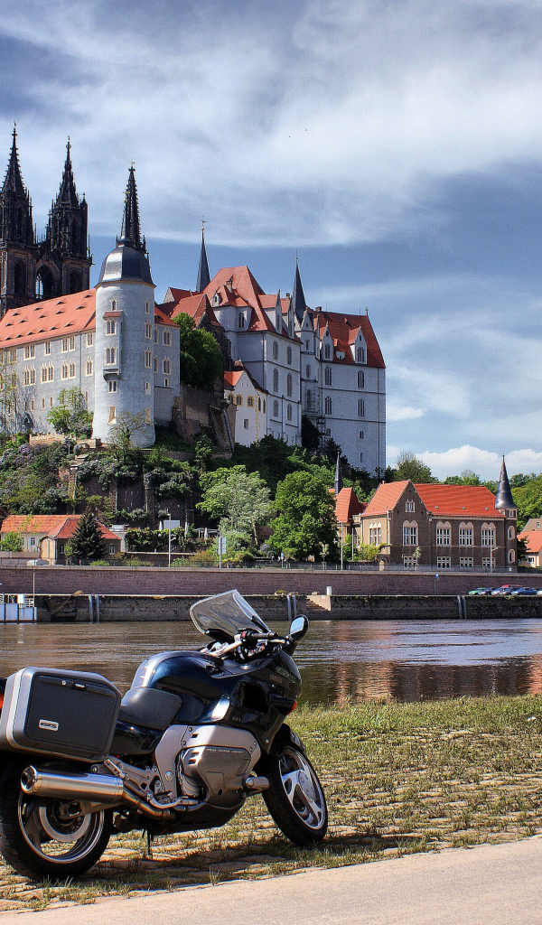 Башни замка Альбрехтсбург у реки, Германия