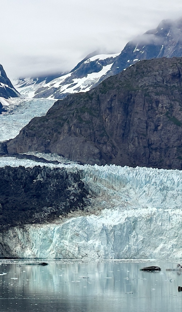 Ледники у подножия гор в Исландии