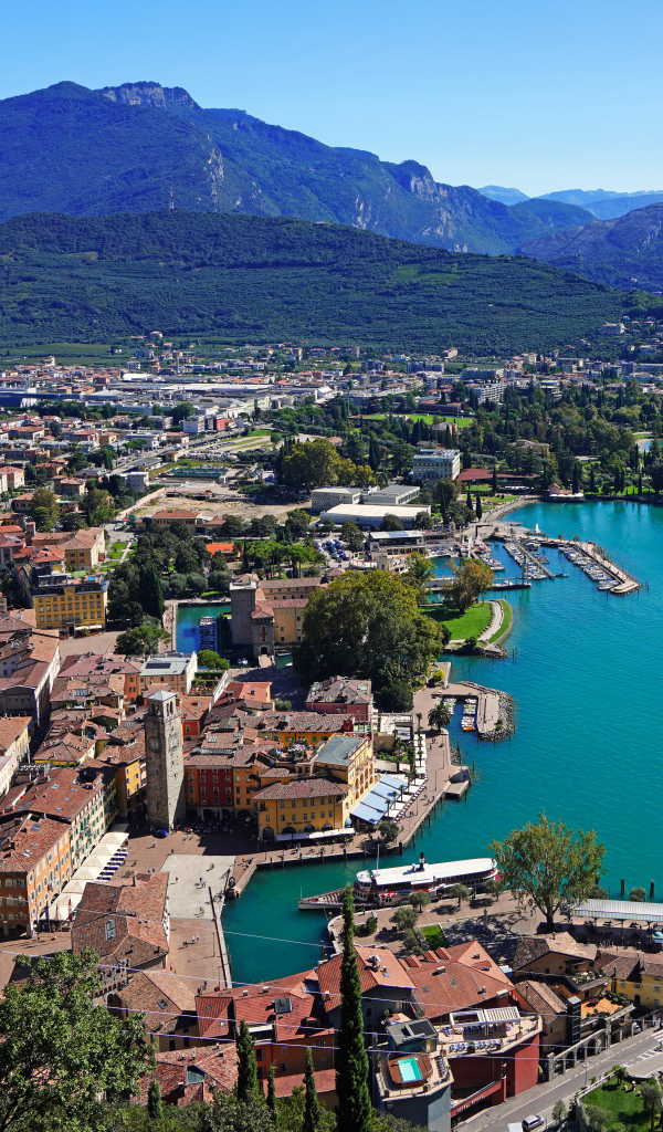 Город у озера Гарда, Италия