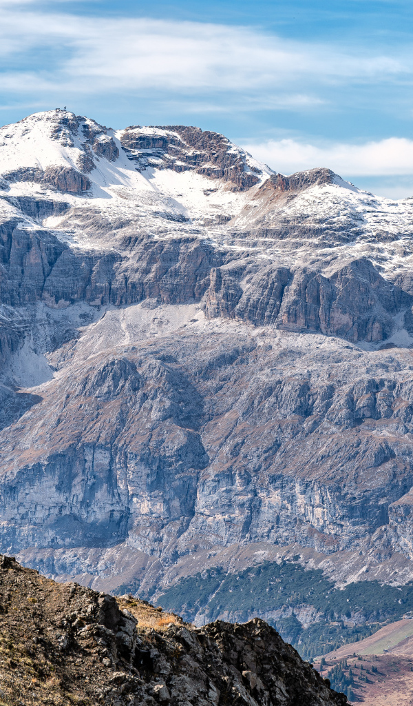 Заснеженные Доломитовые Альпы в лучах солнца, Италия