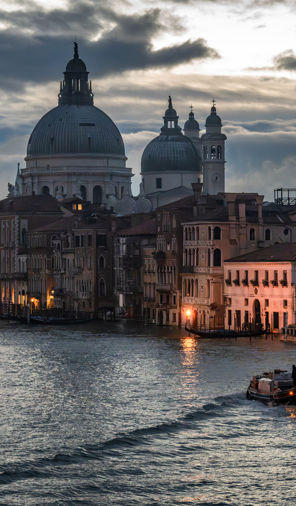 Вид на церковь в сумерках, Венеция. Италия