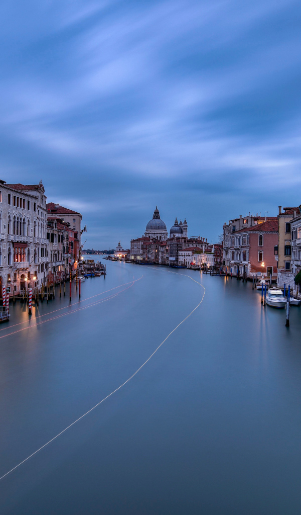Водный канал в городе Венеция, Италия