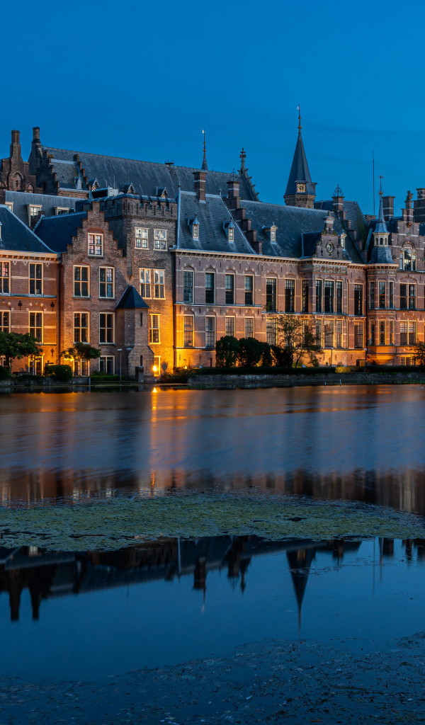 Старинные дома отражаются в мокром асфальте, Голландия. Нидерланды