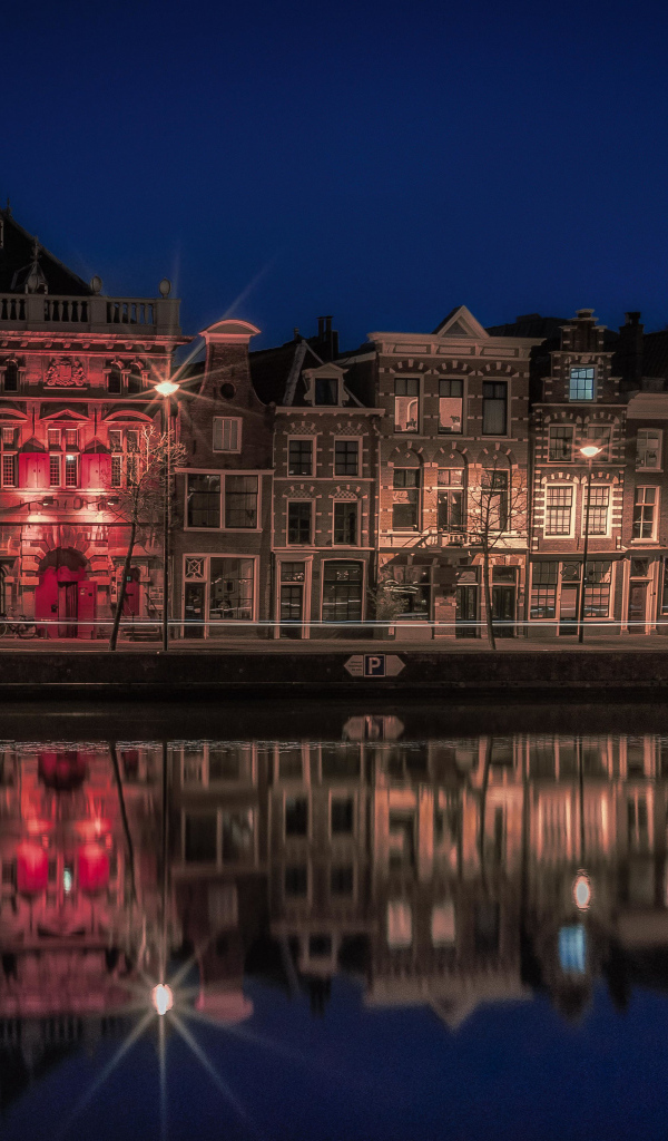 Старые дома отражаются в воде ночью, Нидерланды