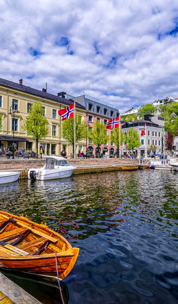 Лодки у причала в городе, Норвегия