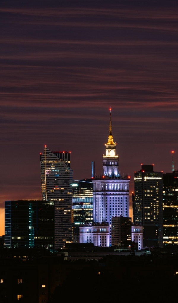 Красивый вид на ночные небоскребы, Польша