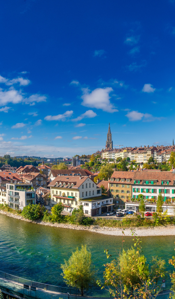 Вид на дома у реки в городе Берн, Швейцария
