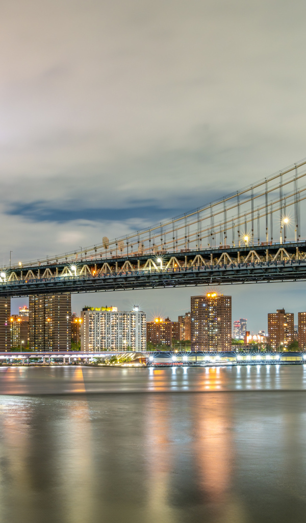 Мост через реку в парке  Фултон Ферри Ландинг в Нью Йорке, США