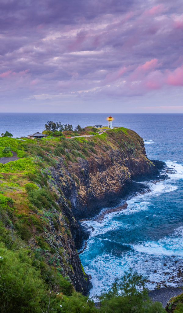 Маяк на краю утеса на берегу Гавайских островов, США