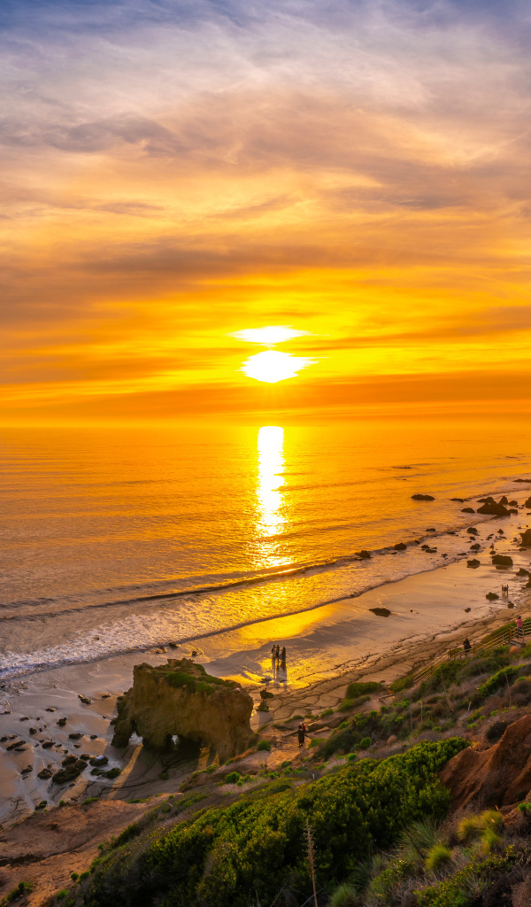 Закат солнца на морском побережье Калифорнии, США