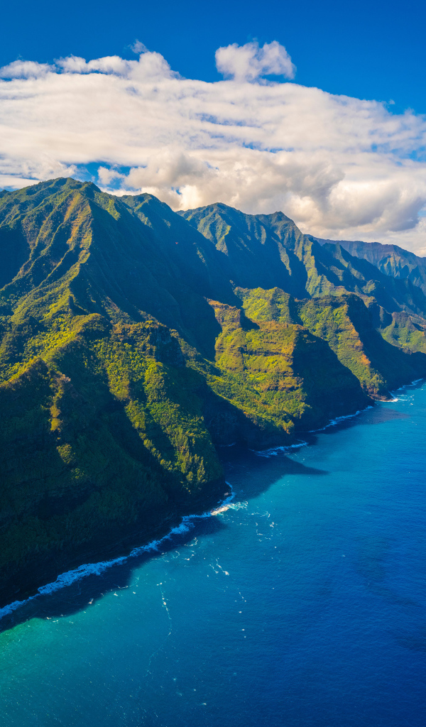 Вид на покрытые зеленью гор на Гавайских островах, США