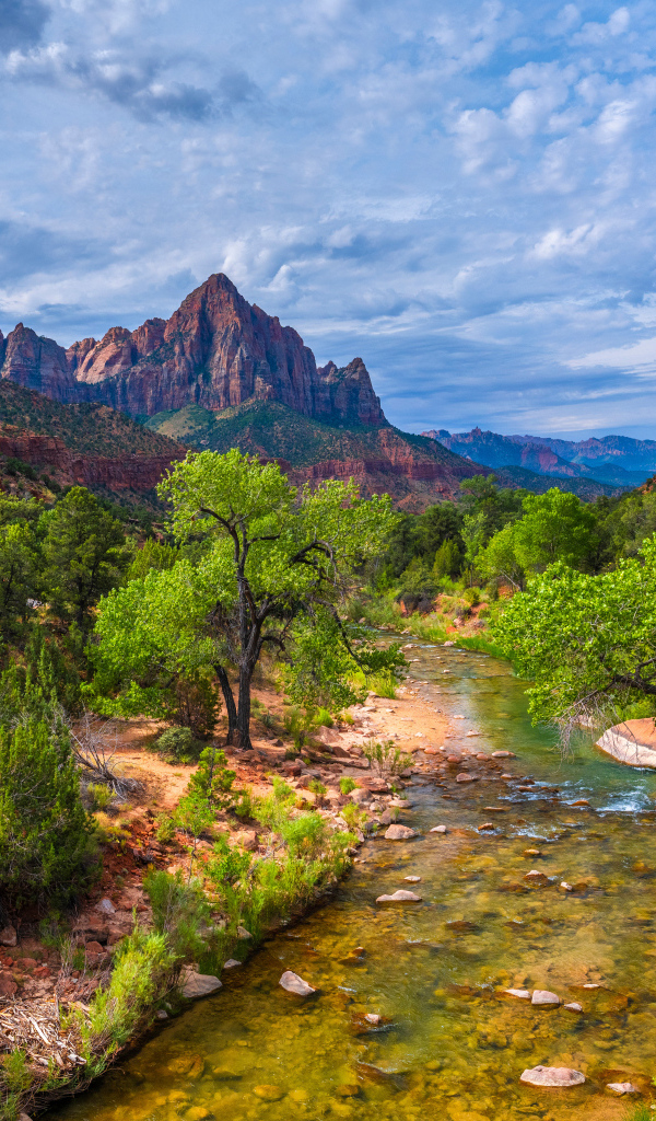 Вид на горы и реку в  государственном  парке Крейг-Лейк, США