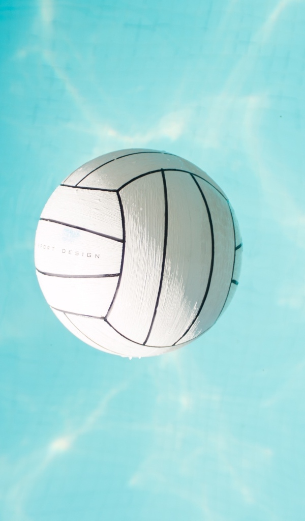 Большой мяч плавает в голубой воде