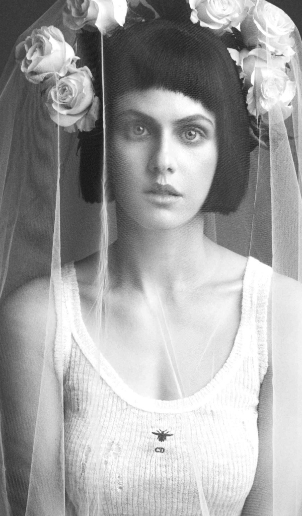 Актриса Александра Даддарио с фатой на голове