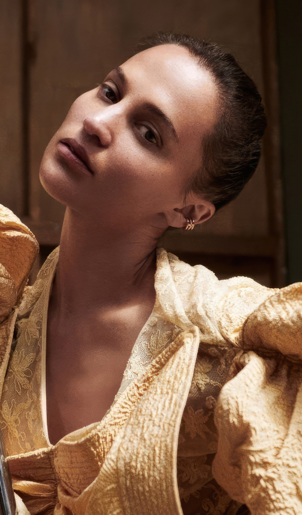 Актриса Алисия Викандер в необычном платье