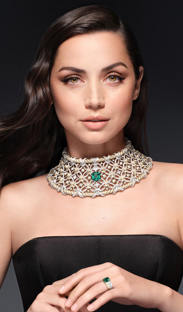 Актриса Ана де Армас с дорогим украшением на шее