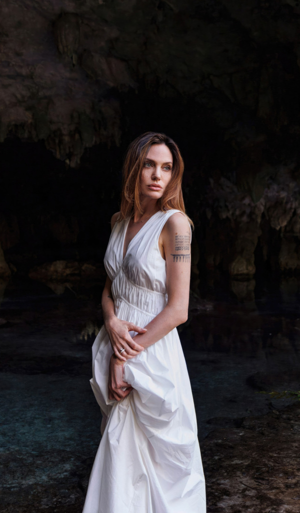 Актриса Анджелина Джоли в белом платье у воды