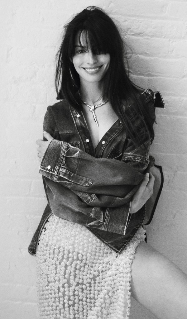 Актриса Энн Хэтэуэй стоит у стены черно-белое фото