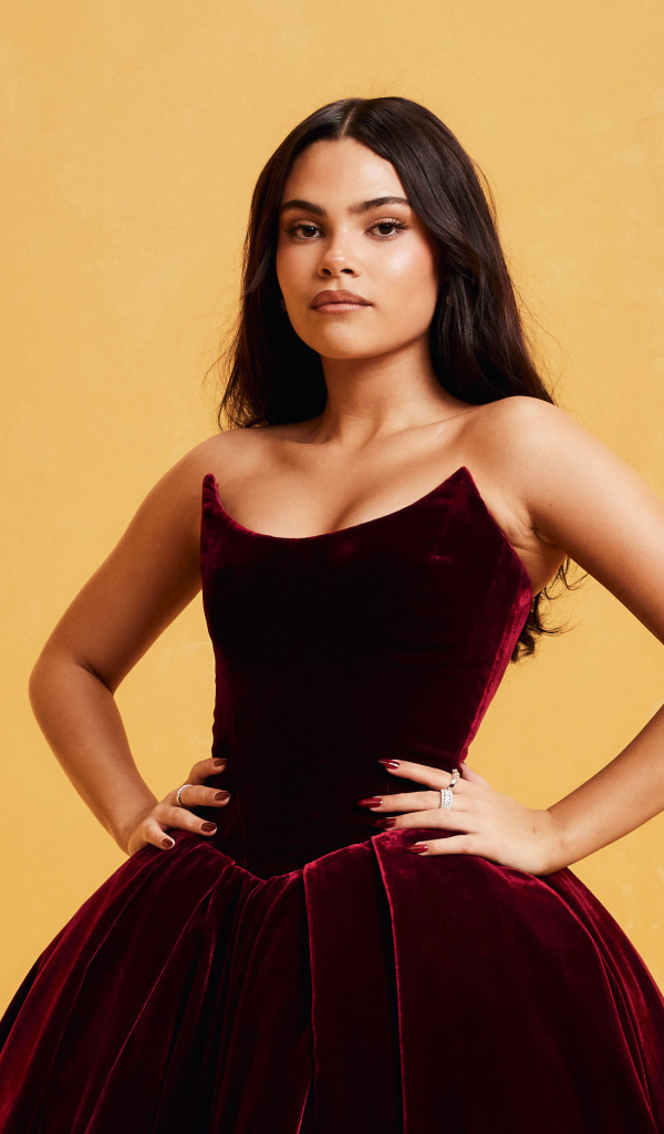 Актриса Ариана Гринблатт в платье на желтом фоне