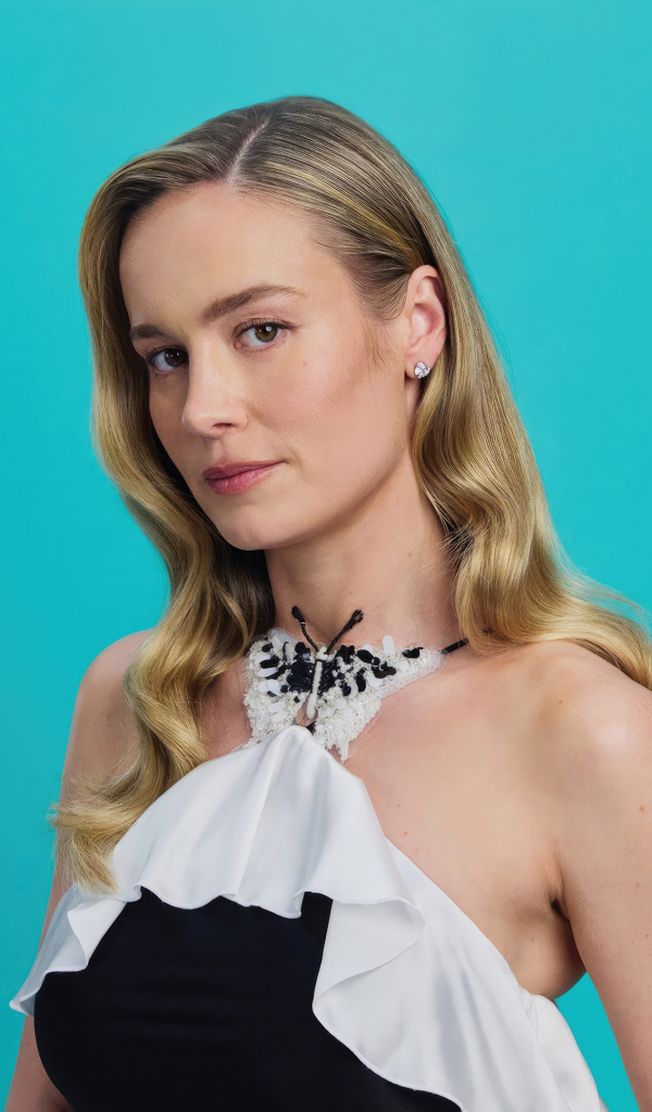 Актриса Бри Ларсон в красивом платье на голубом фоне