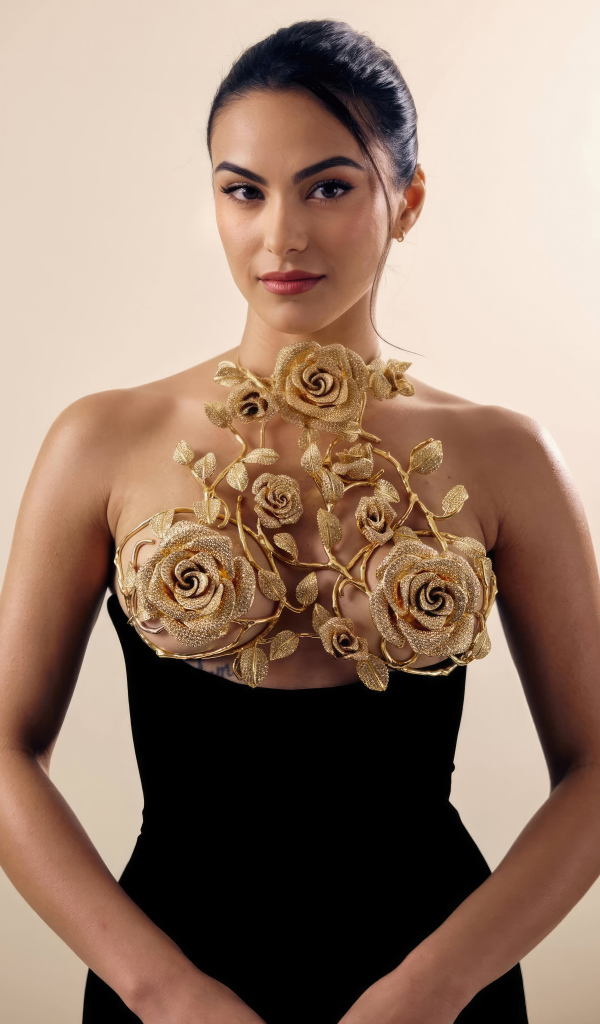 Актриса Камила Мендес в красивом платье с узором