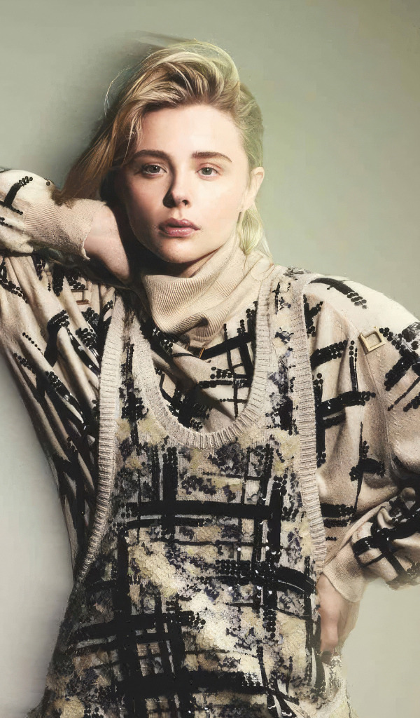 Актриса Хлоя Грейс Морец в свитере на сером фоне