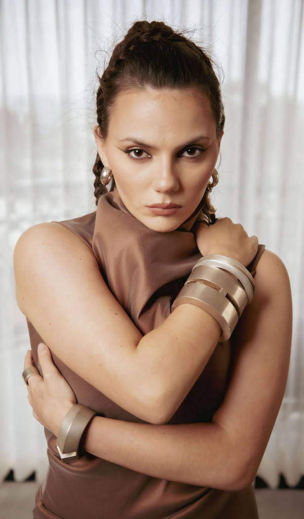 Актриса Дафни Кин с браслетами на руках у окна