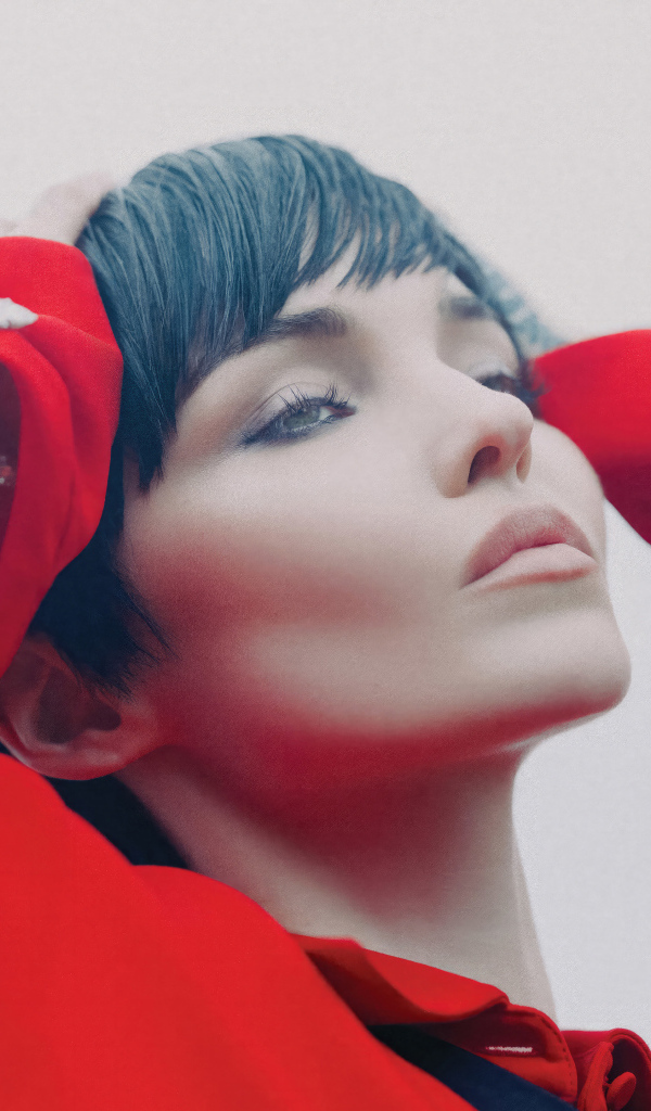 Актриса Дав Кэмерон в красном наряде с короткой стрижкой