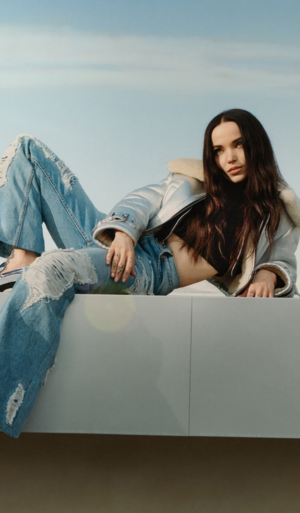 Актриса Дав Кэмерон в модных джинсах