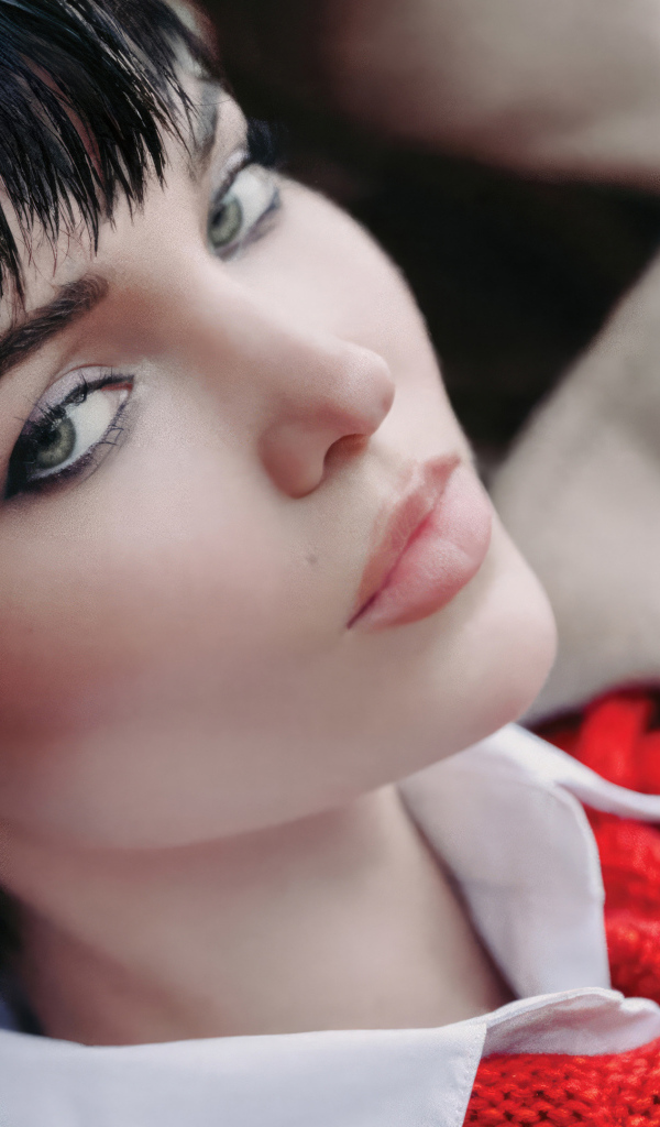 Актриса Дав Кэмерон с короткой стрижкой