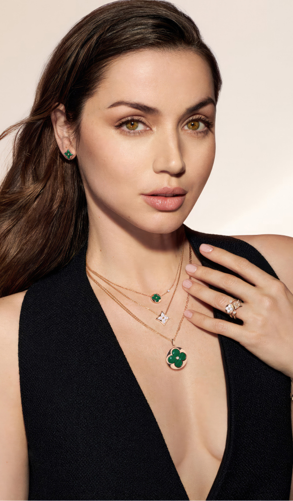 Актриса Эйса Гонсалес с украшениями на шее